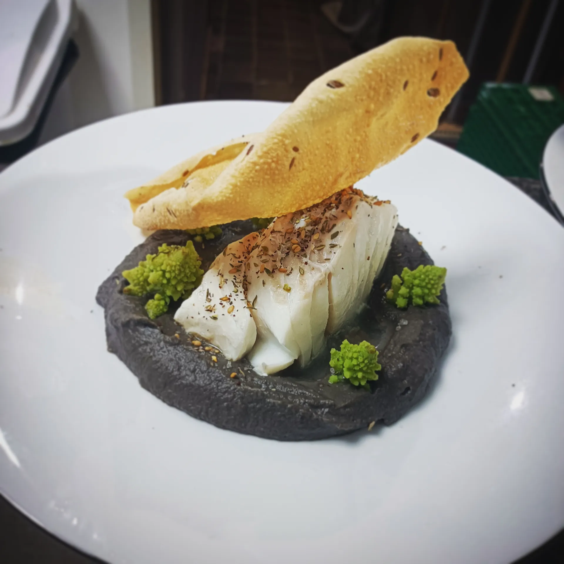 Dos de cabillaud, crème d'encre de seiche